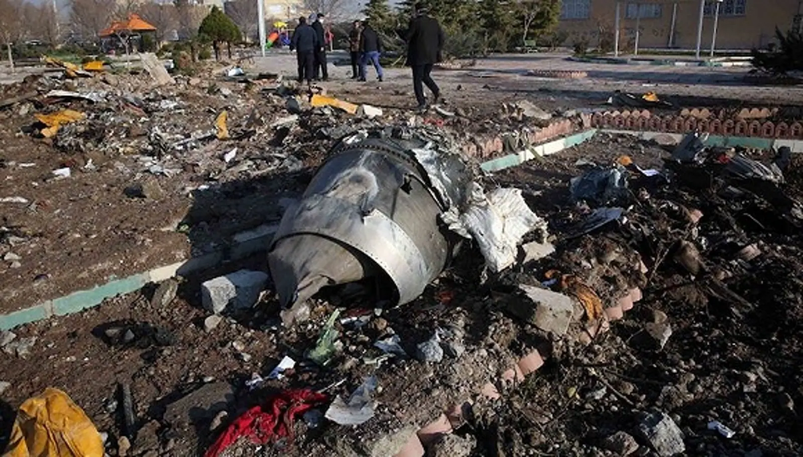 30秒内连遭两枚导弹袭击后爆炸：新视频记录乌航客机坠毁全程