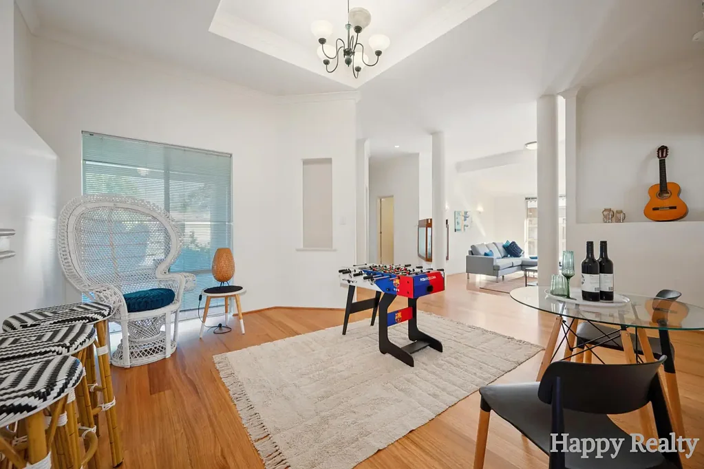 Canning Vale 4房  Spacious Family Home with Sunken Living Areas on a Generous 668sqm Block