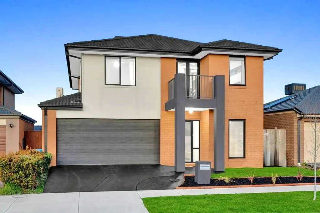 Prestigious Family Home in Prime Cranbourne West Location!!
