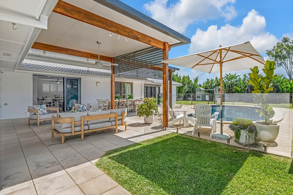 Ashmore 4Kwarto PRIVATE, EASY-LIVING ONE-LEVEL QUARTER-ACRE (1,089m2) RETREAT IN THE HIGHLY-SOUGHT, FAMILY-FRIENDLY "PARADISE RIVER" PRECINCT OF CENTRAL ASHMORE !!!