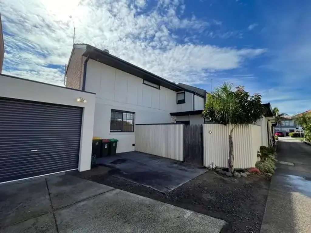 SPACIOUS TWO-BEDROOM TOWNHOUSE