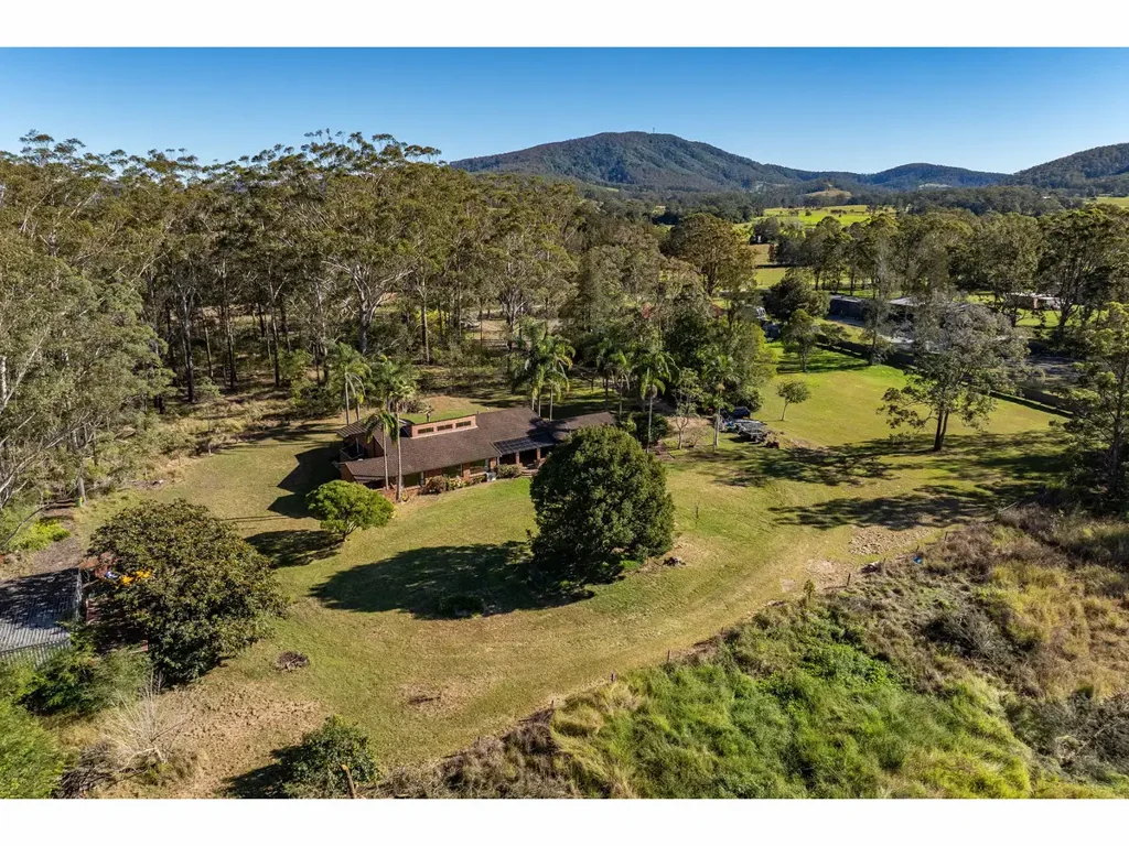 Nabiac 5Habitaciones This rare, small acre property could be yours!