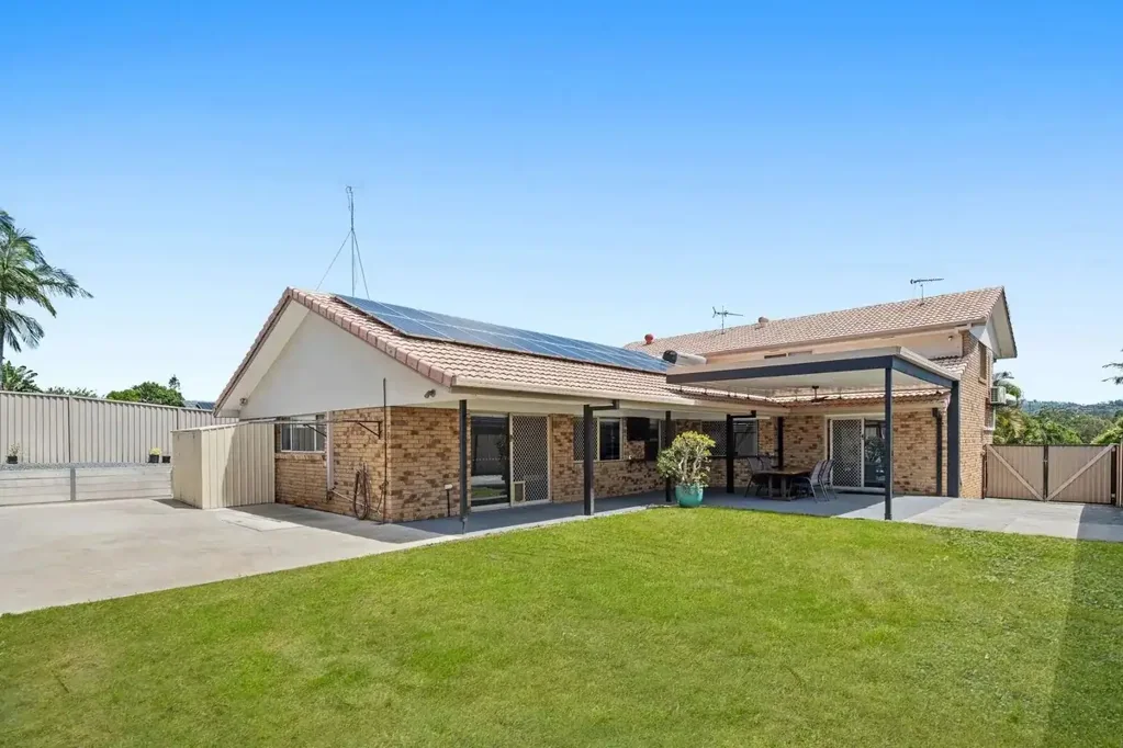 Carrara 5Habitaciones Rare Dual-Living Opportunity with Multiple Income Streams and Hinterland Views!