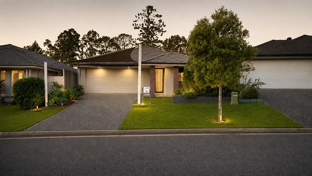 LOWSET FAMILY HOME IN SOUGHT AFTER WARNER LAKES