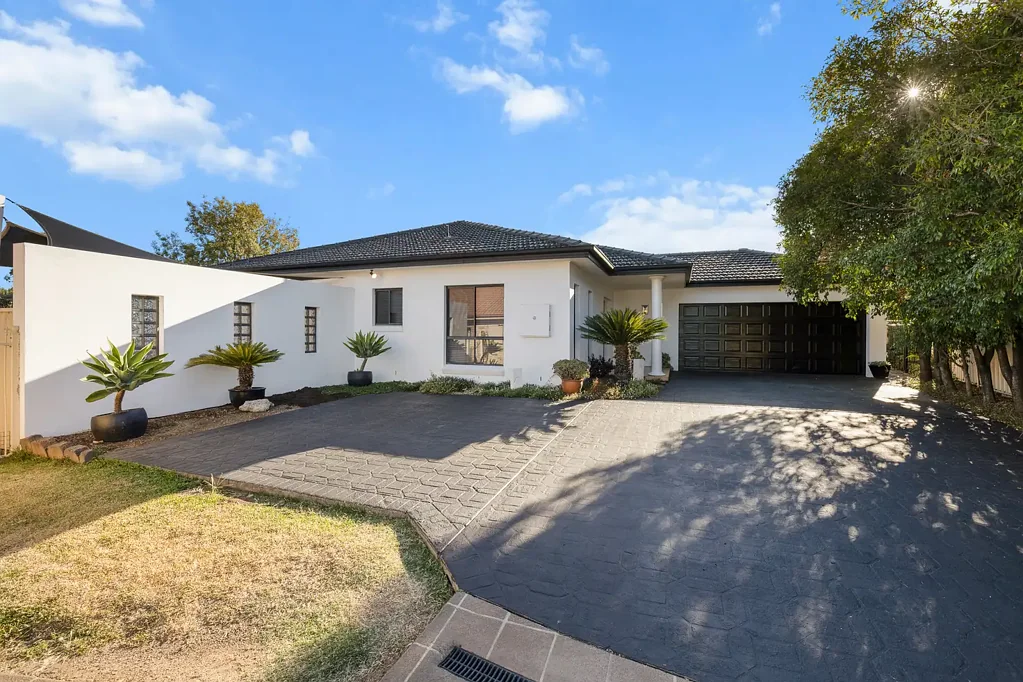 Tamworth 4房  Waterfront Luxury with Golf Course Vista and Private Drive