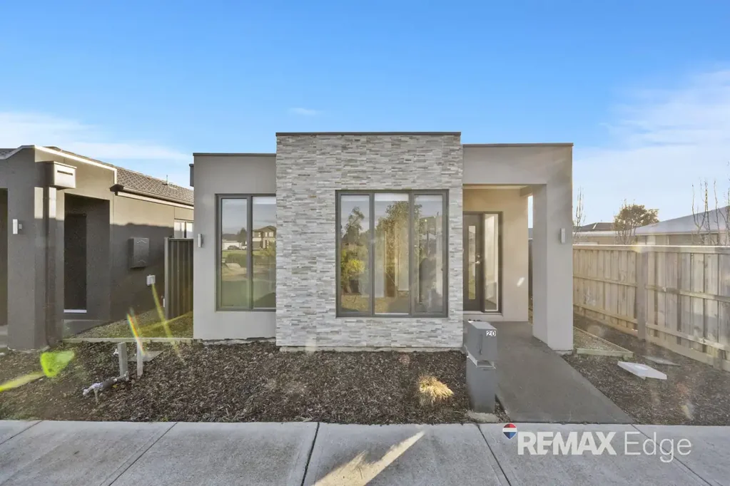 Tarneit 4 Bedroom Stylish Family Living in the Heart of Tarneit