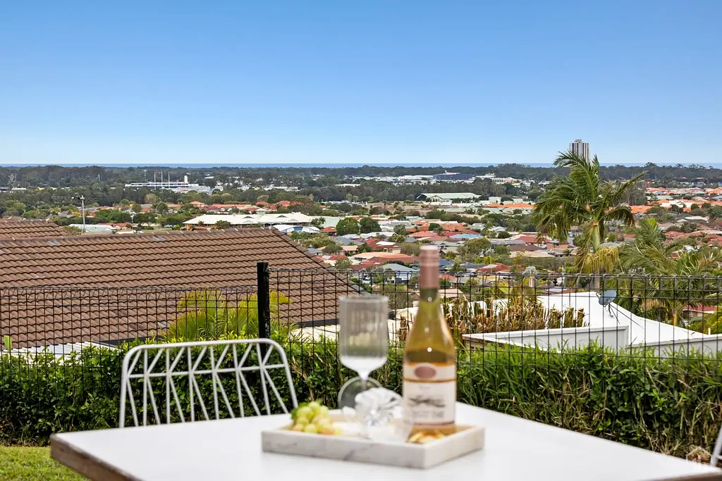 Banora Point 4 Bedroom Family Haven with Ocean Views