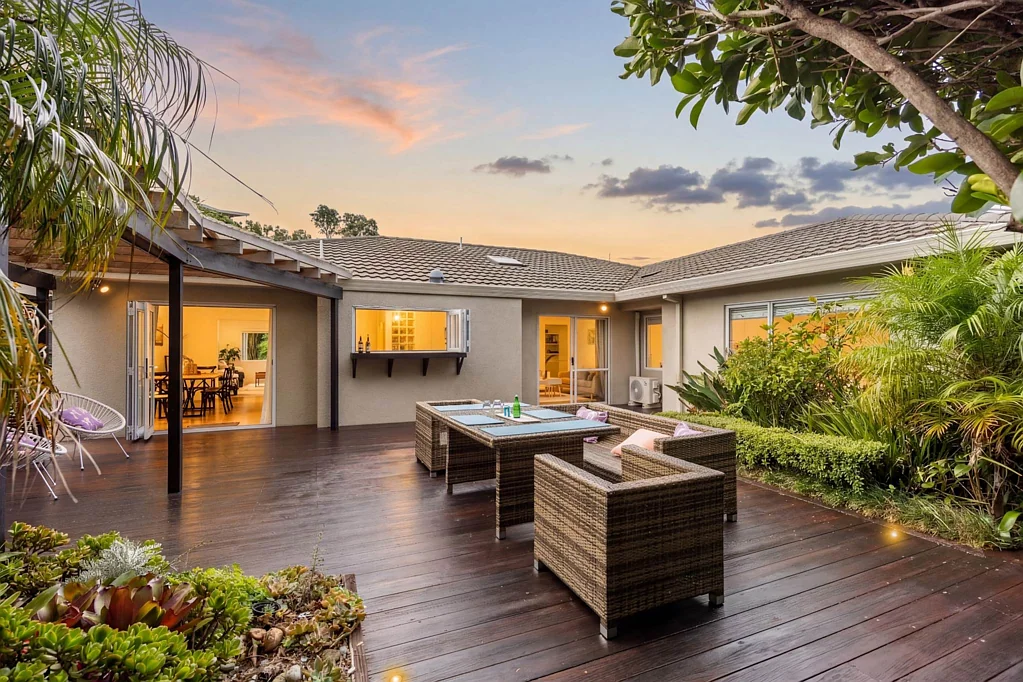 LOVELY FAMILY HOME WITH TROPICAL GARDENS IN GR...