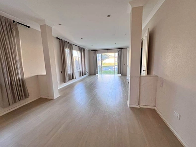 5 bedrooms family home in Flat Bush