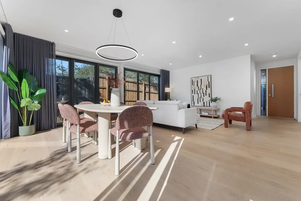 Camberwell 4ਬੈੱਡਰੂਮ Architect-Designed Luxury with Miele Kitchen, Dual Living & Courtyard Elegance in Camberwell