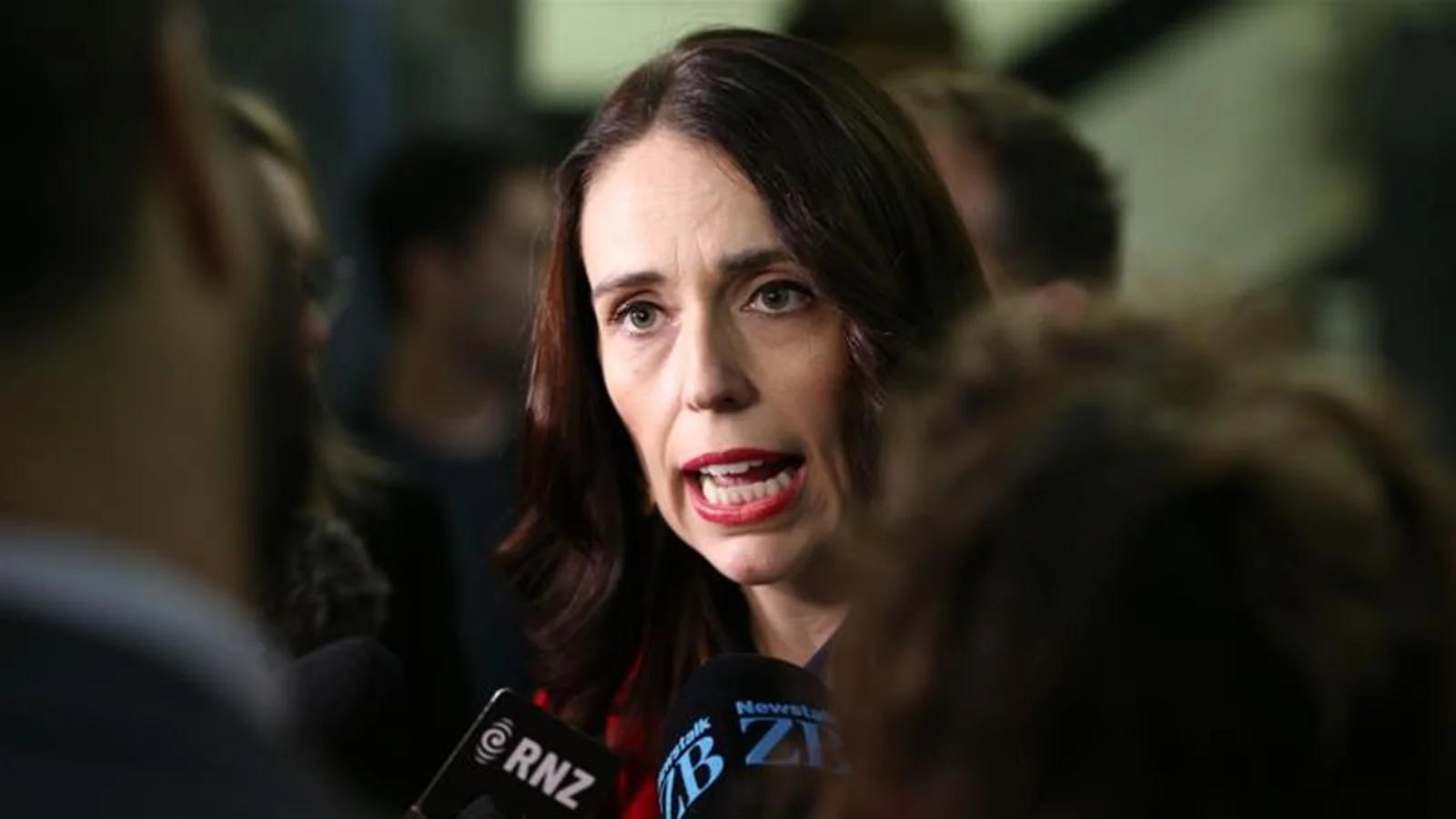 轻轨黄了怪体制？Jacinda：这就是MMP！