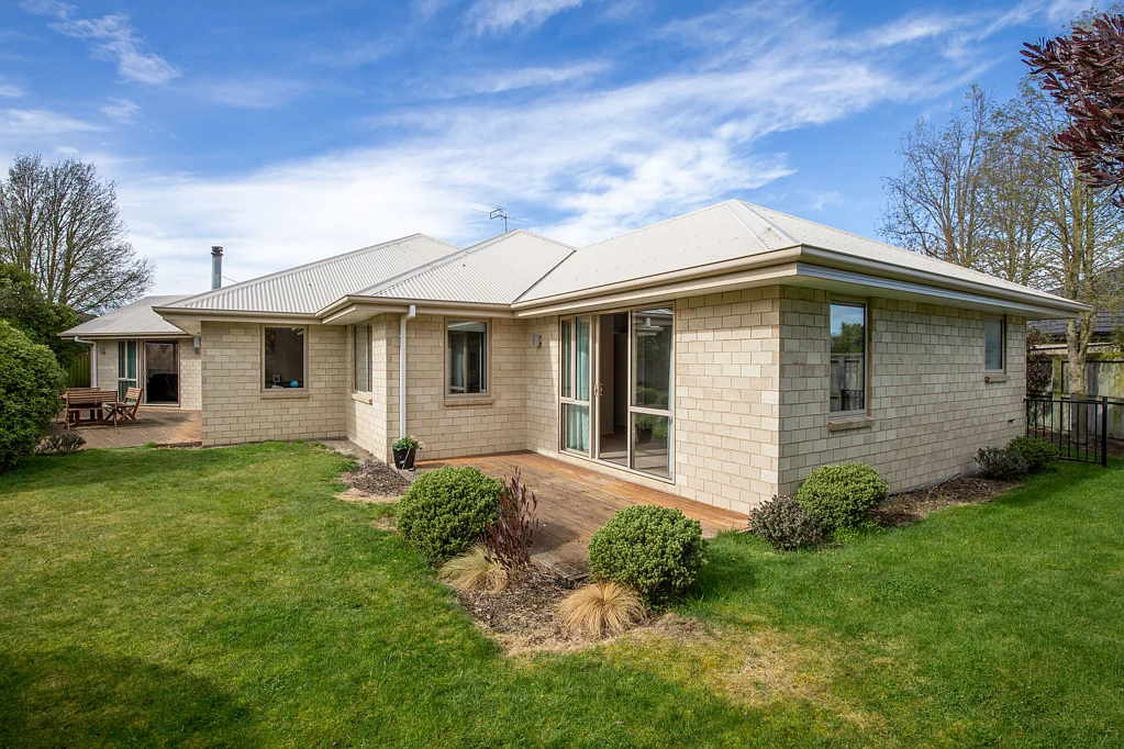 Rolleston 4 Bedroom A LITTLE LOVE AND I WOULD BE PERFECT