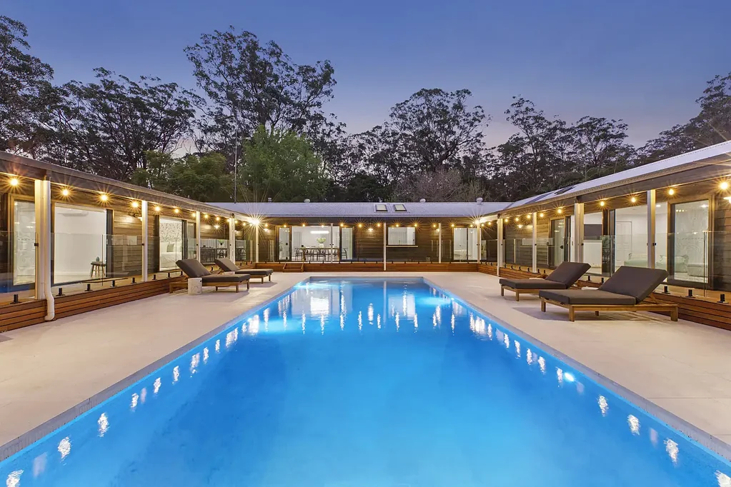 Wamberal 6ห้องนอน A private resort retreat moments from Wamberal Beach