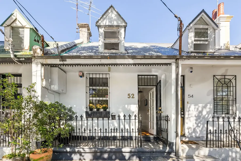 Waterloo 2 Bedroom Modernised residence with master suite & studio / 550m to metro