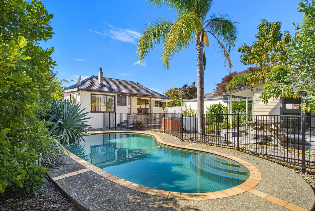 Stoke 4कमरा Private Stoke Living with a Poolside Edge!