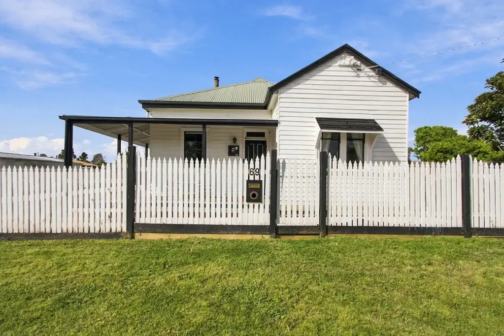 Maffra 4ਬੈੱਡਰੂਮ Charming Federation Cottage with Character