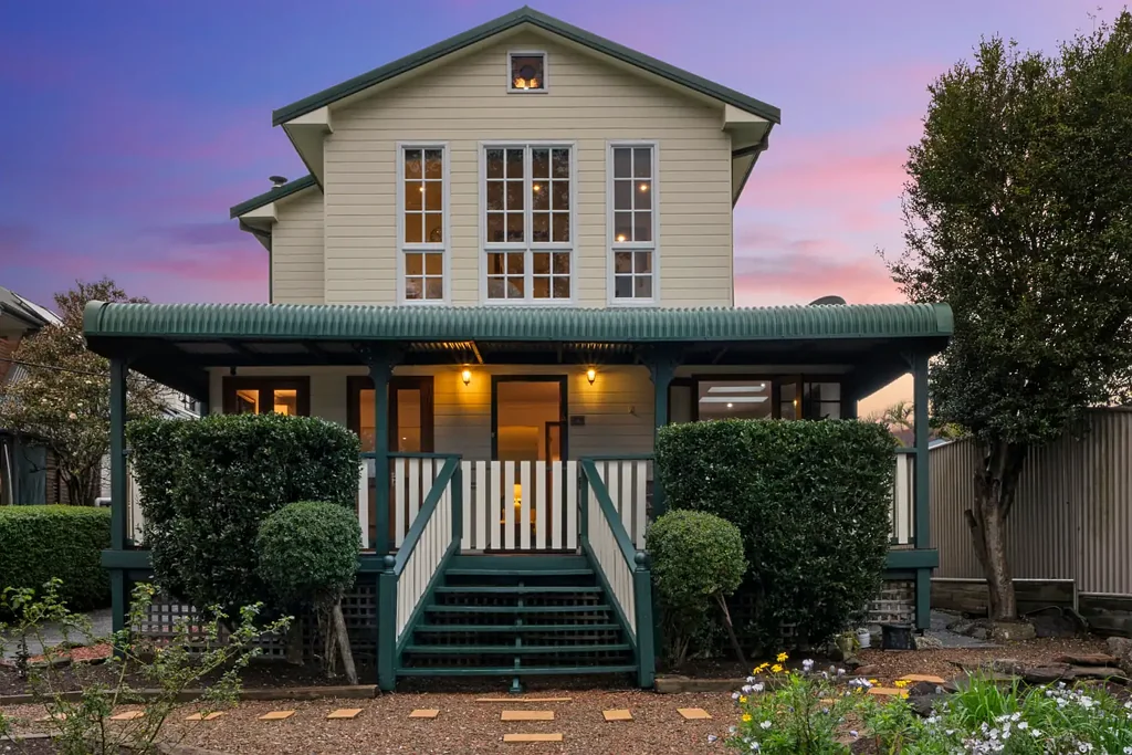 Berowra Heights 5房 929.5平米地块 玫瑰花园环绕 法式门通敞厅 现代厨房优质饰面 四卧带内置柜 主卧套间阳光视野 三车车库带工作室 带顶棚娱乐区可容泳池 乡村风格温暖奢居 Country Charm - Welcome to "Rosewood"