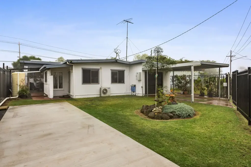 Harristown 3房 公园正对面 私密围栏庭院 617m²宽敞地块 全新地毯粉刷 多功能户外空间 锁闭车库 太阳能系统 水过滤系统 东北朝向采光 Move Straight In – Fully Fenced, Solar Powered & Packed with Extras