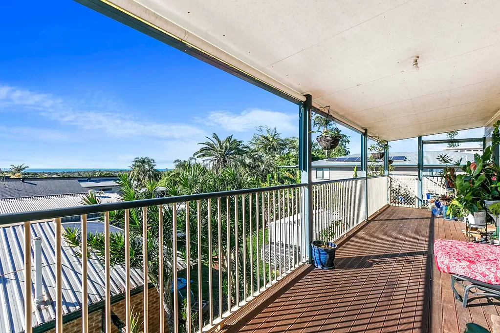 Dundowran 3ห้องนอน Elevated Position with OCEAN VIEWS...  MASSIVE OPPORTUNITY  AWAITS!!!