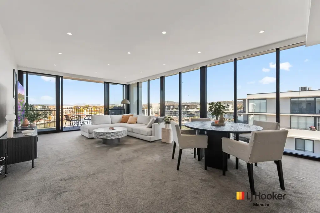 Kingston 3 Slaapkamer Elevated Waterfront Living with Stunning Outlooks