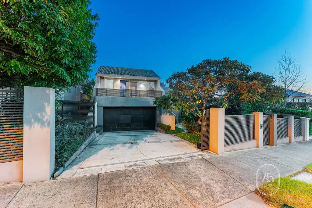 Spacious 4-Bedroom Family Home with Double Garage in Hawthorn East