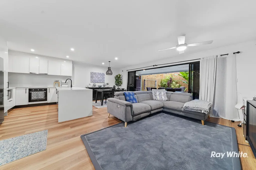 Springwood 4Zimmer All The Feel of a Double Storey House without the Price Tag | Luxuriously Appointed, Designer Gardens & Solar Panels