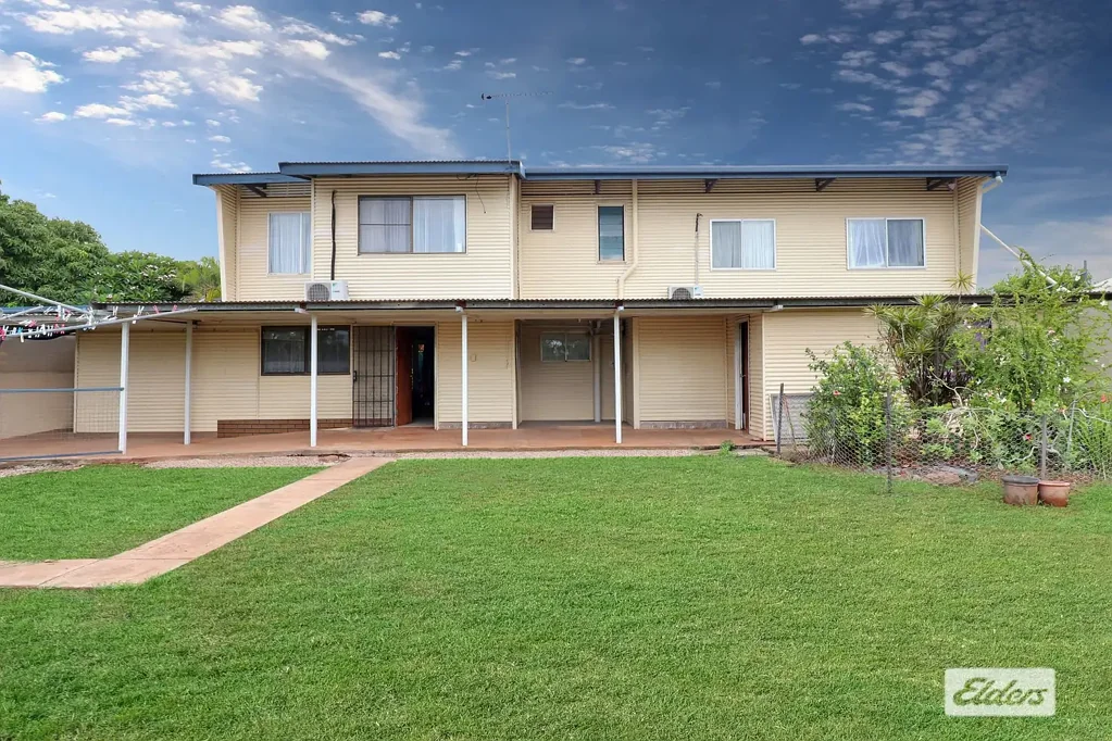 Katherine 5房  Family home atop of the Hill
11 Allmich Road offers it all, 5 Bedrooms and  2 bathrooms family home with spa and sheds set on 9.31 Ha.
