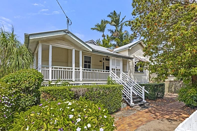 Kalinga 3房 810平方米公园旁地块上的永恒 Queenslander 魅力 Timeless Queenslander Charm on 810sqm Parkside Setting