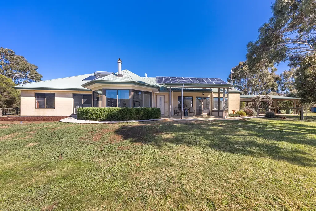 New Gisborne 4Kwarto A Private Country Lifestyle with Space, Versatility & Macedon Ranges Views!