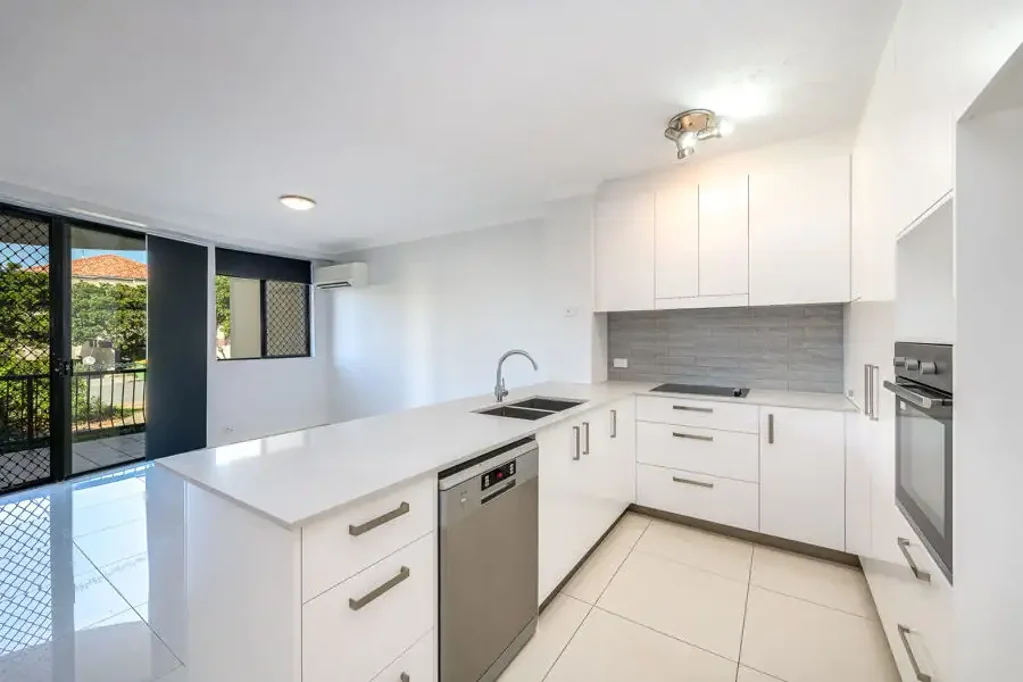 3/2 FRASER AVENUE, Miami, QLD 4220