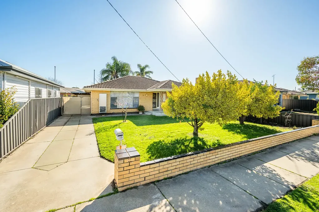 Shepparton 3房  Classic Cream Brick with Space & Potential