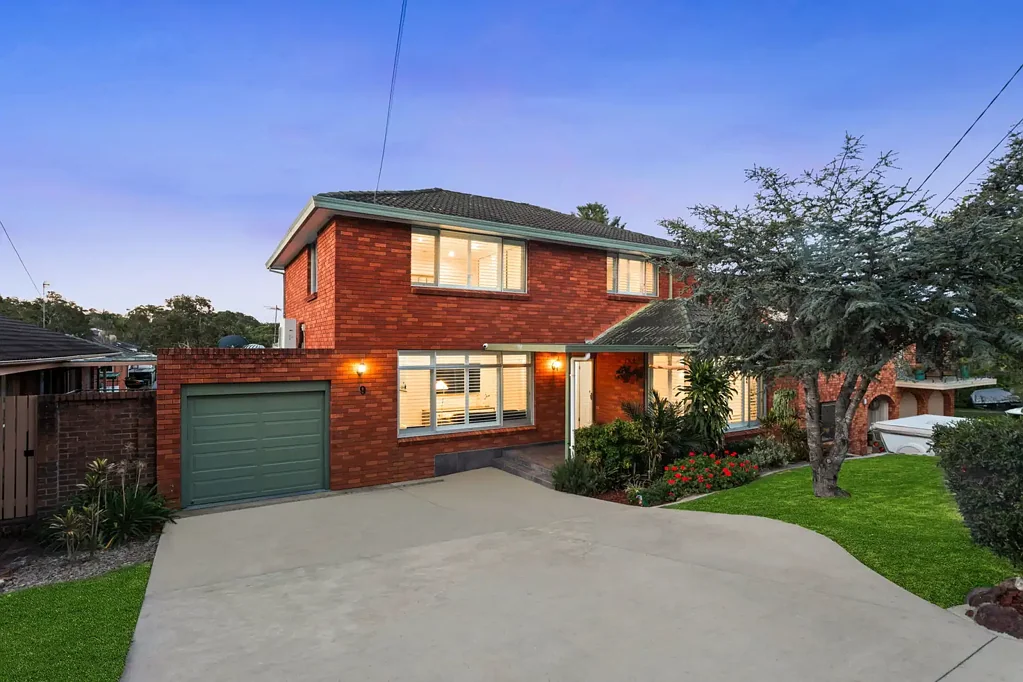 Peakhurst Heights 5ห้องนอน Spacious North-Facing Family Haven with Poolside Entertaining in a Premier Location