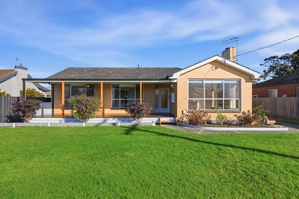 Sale 4房  AMAZINGLY RENOVATED HOME THAT STILL HAS ITS CHARACTER