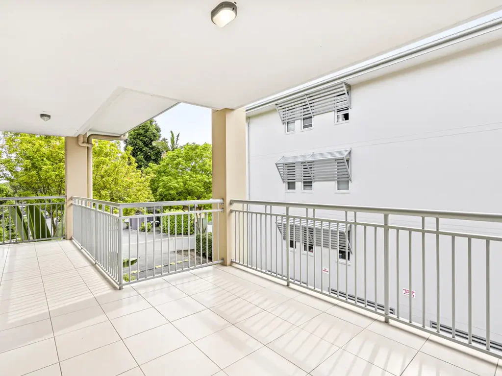 MOVE STRAIGHT IN – MODERN 2-BEDROOM APARTMENT JUST MOMENTS FROM THE BROADWATER!