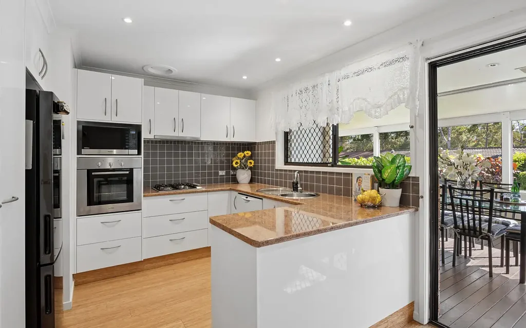 Burleigh Waters 2Kwarto Renovated North-Facing Lifestyle Retreat in Miami Village (Over 50's)