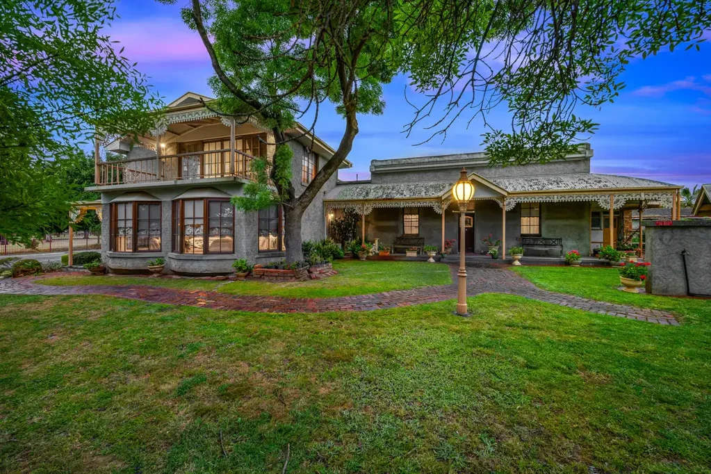 Maryborough 4ห้องนอน Opportunity awaits!!!  2 homes on 1 title!!!