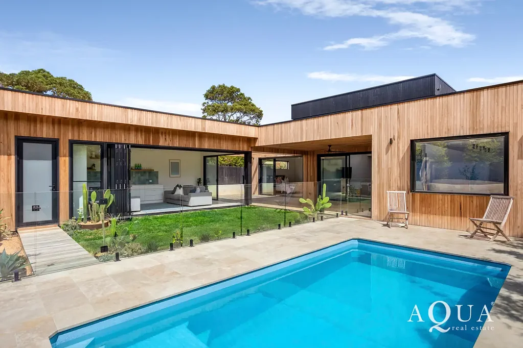 Mount Eliza 4 Bedroom ~ LUXURY BEACHSIDE HAVEN WITH POOL ~