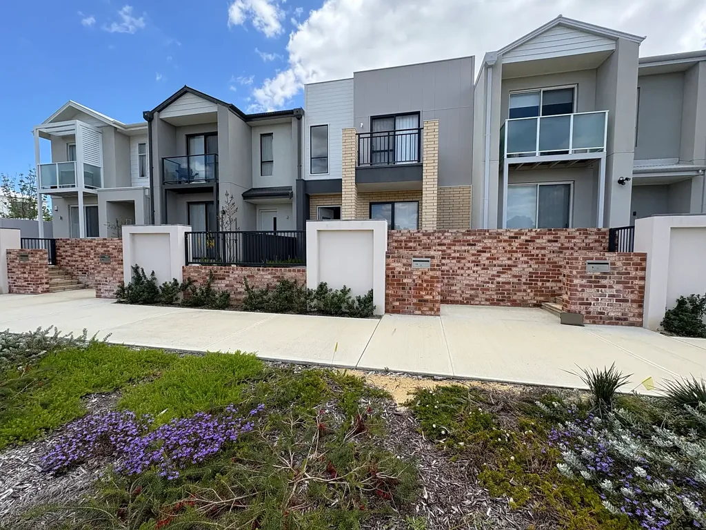 Your New Lake Side Townhouse in Treeby with a Stunning View! AVAILABLE NOW