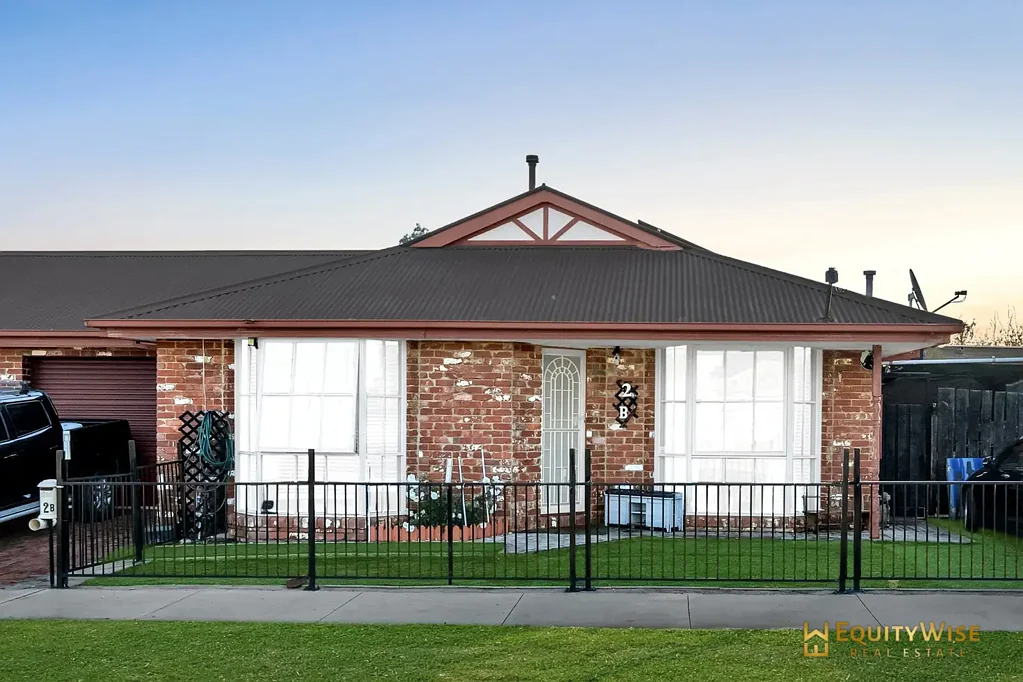 Wyndham Vale 3ห้องนอน 6.6 KW Solar with Battery, Renovated Bathroom and Toilets. Fully fence Sliding Door at Front , Smart Living in the Heart of Wyndham Vale!