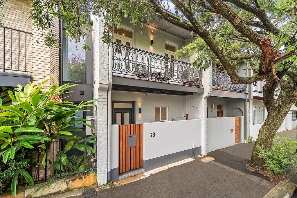 Balmain 3房 宽敞阁楼休憩 朝后市区景观 欧洲风格厨房 主卧套间带景 高品质电器 东侧庭院露台 随时可入住 便捷公交服务 Victorian terrace with architectural renovation and city views