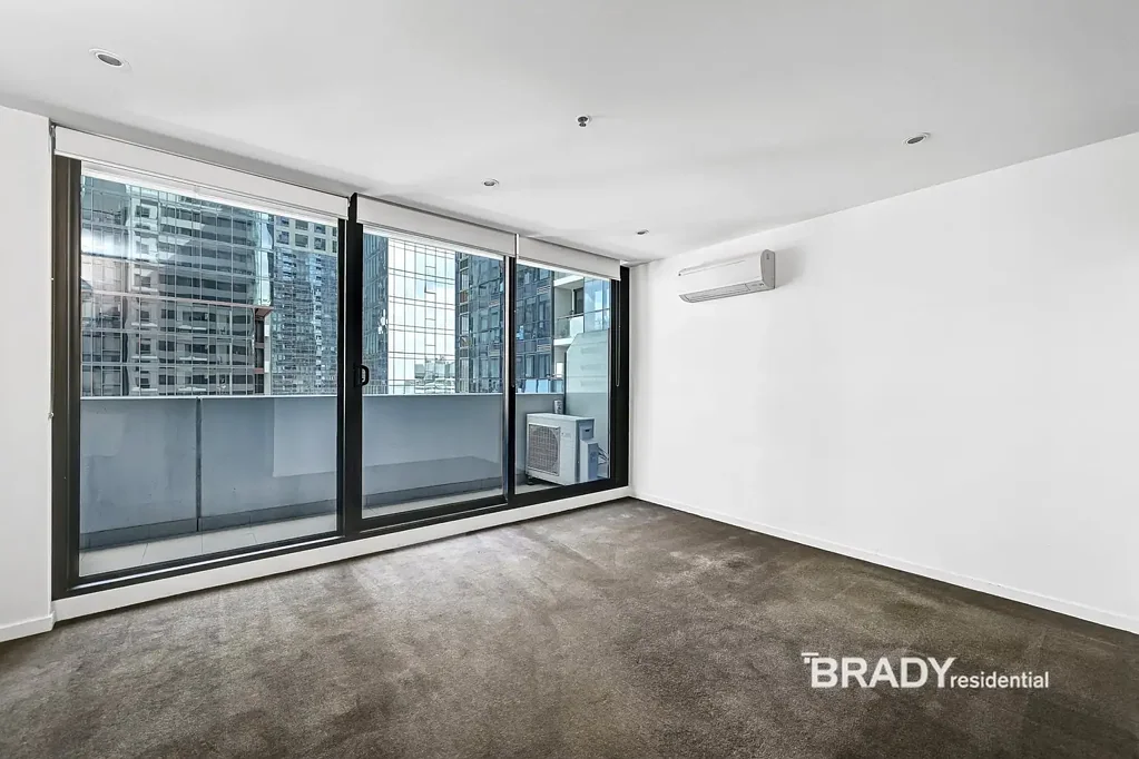 CHARMING, ONE BEDROOM APARTMENT AT MELBOURNE SKY