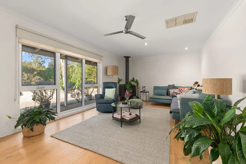 Bittern 4Zimmer Listing currently on Hold !!! Dual living on a picture perfect 2 acres !!