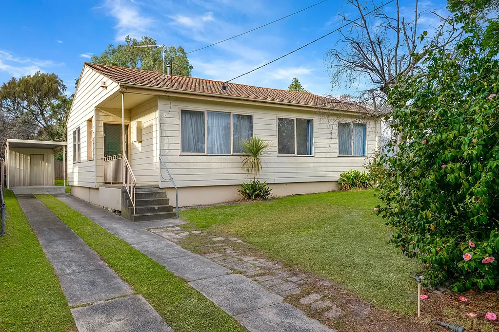 Frankston North 3ห้องนอน 3BR home on large block, ideal for investors, or reno/rebuild/subdivision project STC