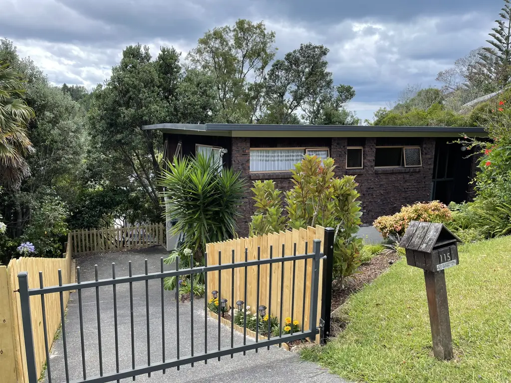 Torbay 4 Bedroom Affordable Family Living: A Spacious 1970's Gem!