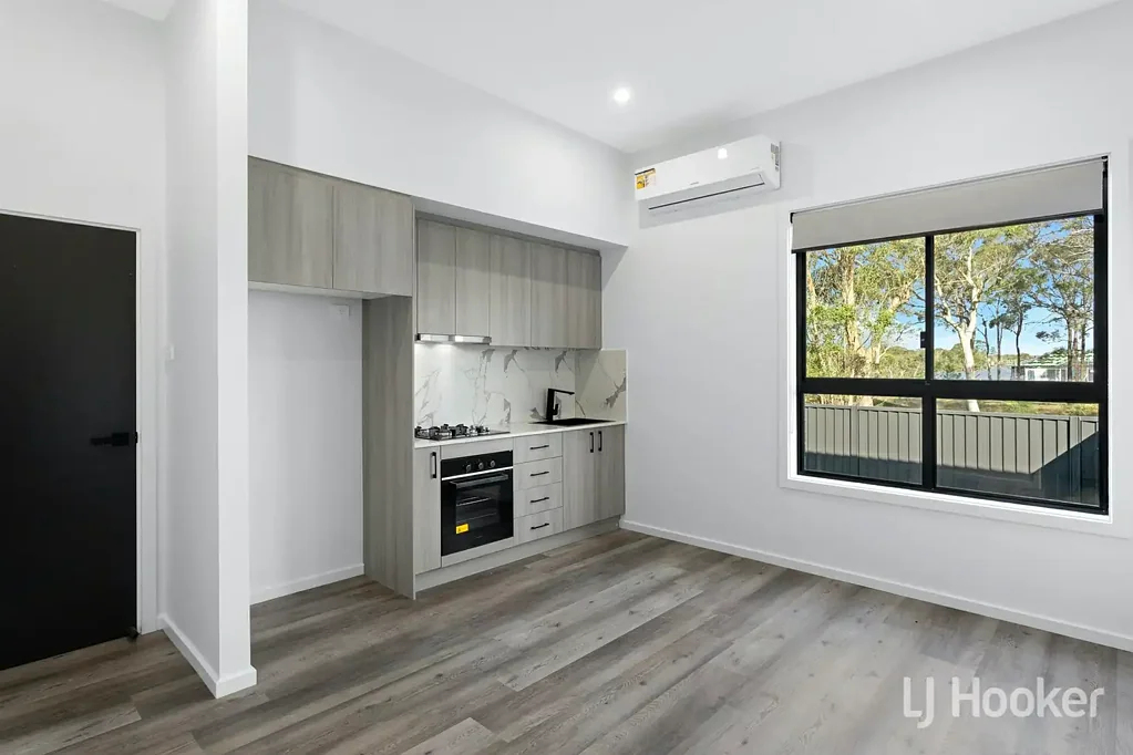 Near new granny flat with high ceilings and in great locatio