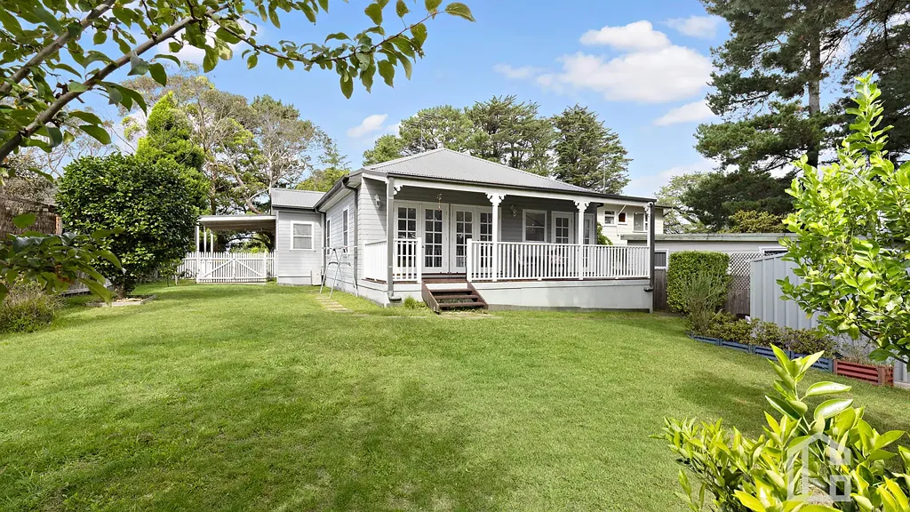 Katoomba 3房  Traditional Mountains Style Home with Flexible Family Living & Scenic Outlooks - In cooling off period - Contact agent for more information.