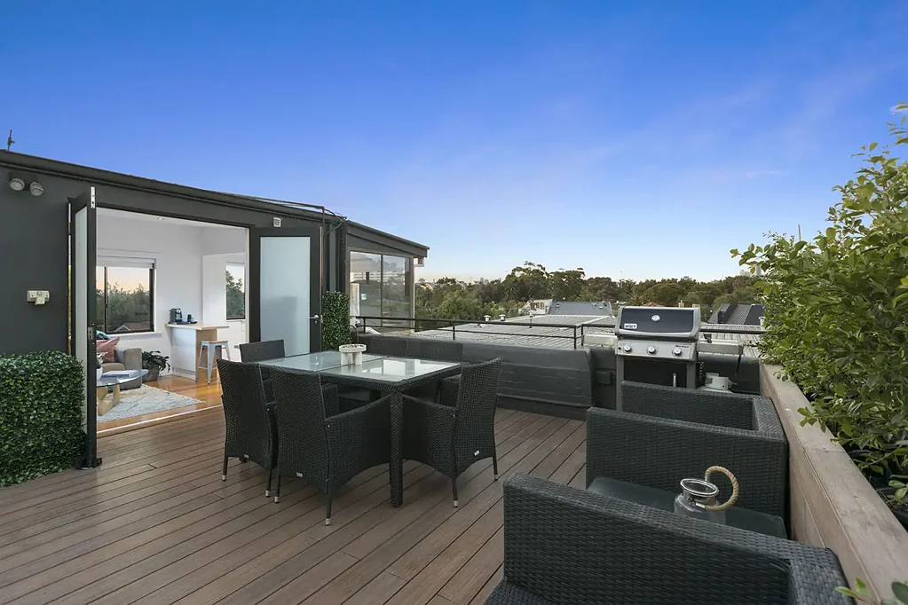 St Kilda 1房 屋顶生活，坐拥海湾美景，尽享 St Kilda 魅力 Rooftop Living with Bay Views and St Kilda Charm