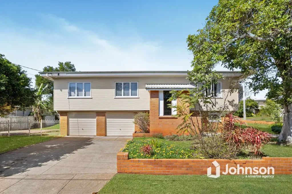Manly West 3房 Bayside温馨住宅 宽敞607m2转角地块 3大卧室带主卧储物 硬木地板易打理 明亮大起居空间 宽敞后院露台 学区房出行便利 SPACIOUS AND INVITING 3 BEDROOM HOME ON A LARGE CORNER BLOCK