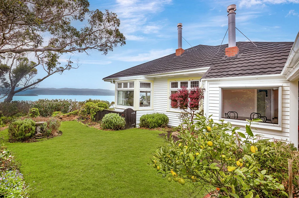 Wadestown 3 Slaapkamer A Family Treasure with Endless Potential