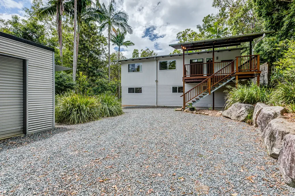 MUST BE SEEN- DUAL LIVING ACERAGE OPPORTUNITY WITHIN REACH OF ROCHEDALE!